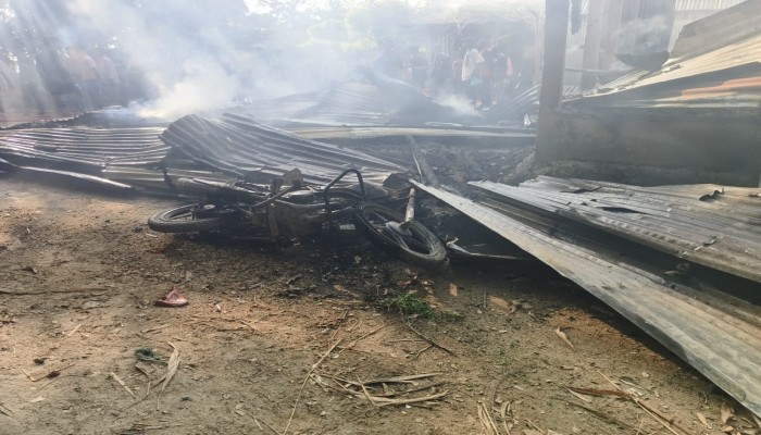 দোয়ারাবাজারে ৬টি বসতঘরে আগুন, লুটপাট দোয়ারাবাজারে ৬টি বসতঘরে আগুন, লুটপাট