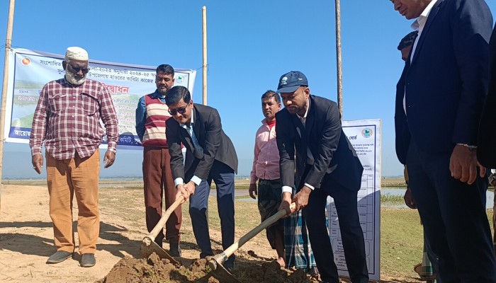 নিয়ম রক্ষায় ‘লোকদেখানো’ উদ্বোধন নির্ধারিত দিনে শুরু হলো না বাঁধের কাজ নিয়ম রক্ষায় ‘লোকদেখানো’ উদ্বোধন নির্ধারিত দিনে শুরু হলো না বাঁধের কাজ