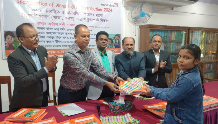 ৩২০০ শিক্ষার্থীদের মধ্যে শিক্ষা উপকরণ বিতরণ ৩২০০ শিক্ষার্থীদের মধ্যে শিক্ষা উপকরণ বিতরণ