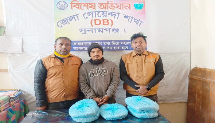 ৫ কেজি গাঁজাসহ মাদক ব্যবসায়ী গ্রেফতার ৫ কেজি গাঁজাসহ মাদক ব্যবসায়ী গ্রেফতার