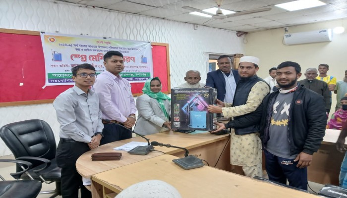 জামালগঞ্জে কৃষকদের মাঝে বিনামূল্যে স্প্রে মেশিন বিতরণ জামালগঞ্জে কৃষকদের মাঝে বিনামূল্যে স্প্রে মেশিন বিতরণ
