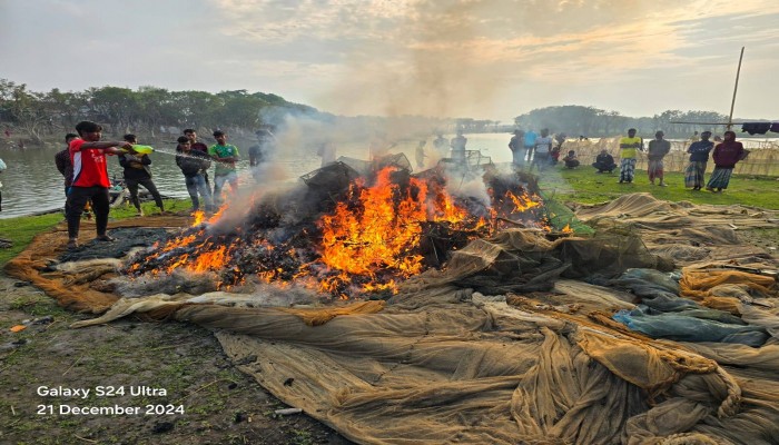 টাংগুয়ার হাওরে মোবাইল কোর্ট পরিচালনা টাংগুয়ার হাওরে মোবাইল কোর্ট পরিচালনা
