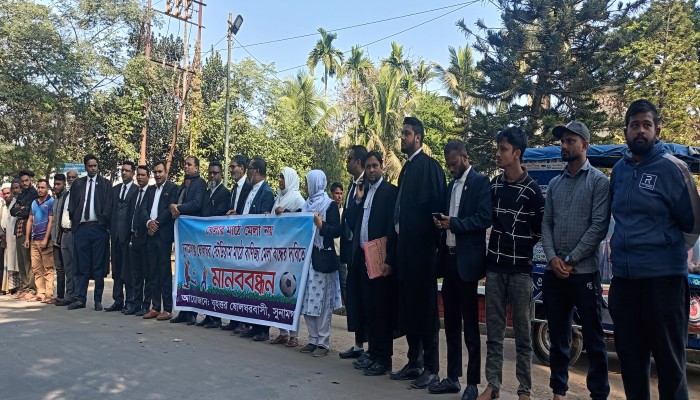 খেলার মাঠে মেলা বন্ধের দাবিতে মানববন্ধন খেলার মাঠে মেলা বন্ধের দাবিতে মানববন্ধন