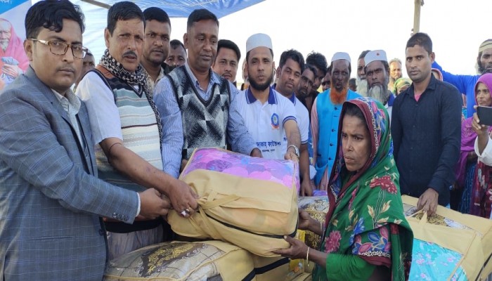 আস-সাদাকাহ ফাউন্ডেশনের শীতবস্ত্র বিতরণ আস-সাদাকাহ ফাউন্ডেশনের শীতবস্ত্র বিতরণ