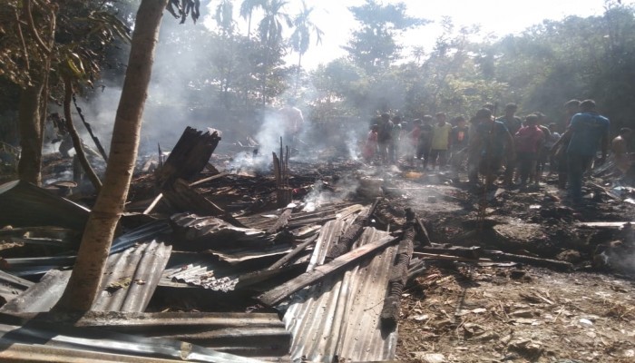 শান্তিগঞ্জে অগ্নিকান্ডে ৩ পরিবার নিঃস্ব শান্তিগঞ্জে অগ্নিকান্ডে ৩ পরিবার নিঃস্ব