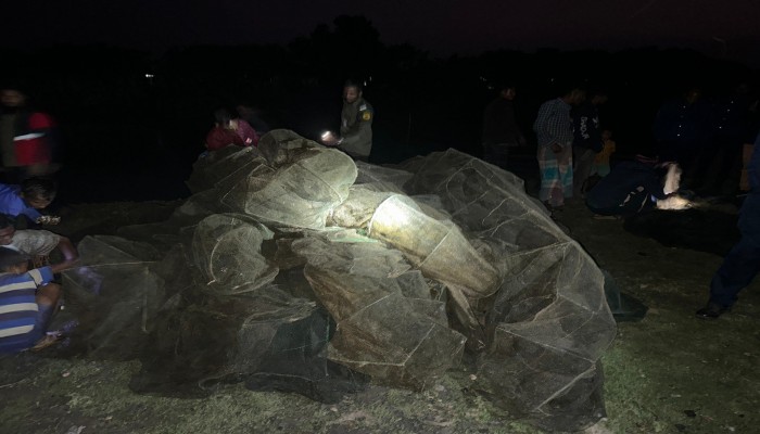 টাঙ্গুয়ার হাওরে দেড় লক্ষ টাকার অবৈধ জাল জব্দ টাঙ্গুয়ার হাওরে দেড় লক্ষ টাকার অবৈধ জাল জব্দ