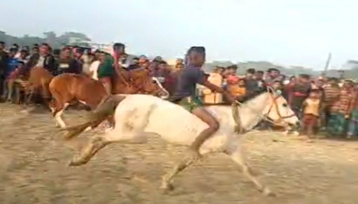 আলমপুরে ঘোড়দৌড় প্রতিযোগিতা, দর্শনার্থীর ভিড় আলমপুরে ঘোড়দৌড় প্রতিযোগিতা, দর্শনার্থীর ভিড়