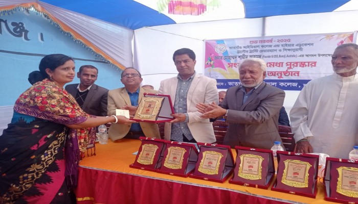 ভাতগাঁও আইডিয়াল কলেজে শিক্ষানুরাগী শামীম আহমদকে সংবর্ধনা ভাতগাঁও আইডিয়াল কলেজে শিক্ষানুরাগী শামীম আহমদকে সংবর্ধনা