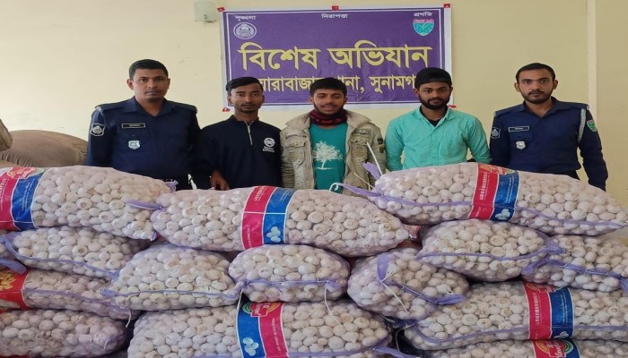 ভারতে পাচারকালে ৬২ বস্তা রসুনসহ আটক ৩ ভারতে পাচারকালে ৬২ বস্তা রসুনসহ আটক ৩