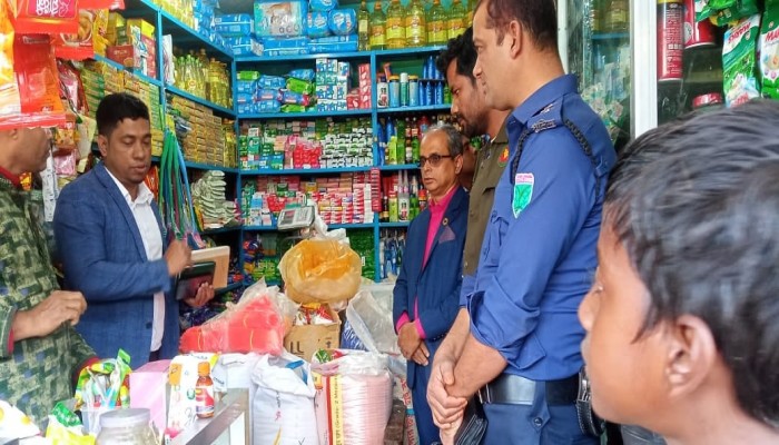 শহরে দুই দোকানিকে জরিমানা শহরে দুই দোকানিকে জরিমানা