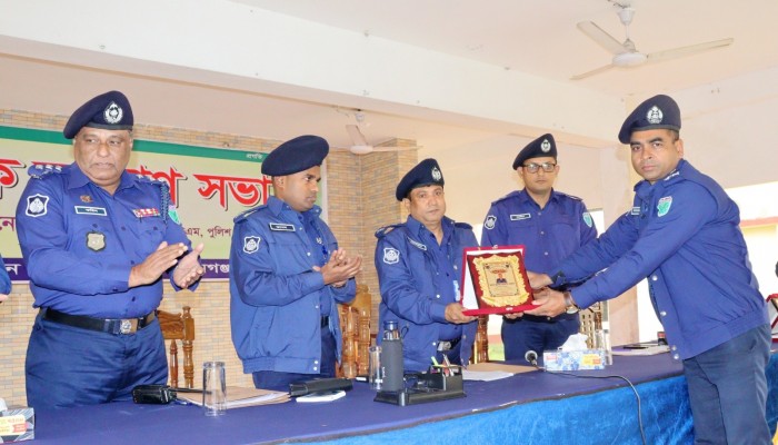 হত্যা রহস্য উদ্ঘাটন করে পুরস্কৃত হলেন এসআই আসলাম হোসেন হত্যা রহস্য উদ্ঘাটন করে পুরস্কৃত হলেন এসআই আসলাম হোসেন