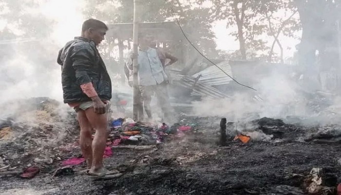 শান্তিগঞ্জে অগ্নিকাণ্ডে নিঃস্ব ৪ পরিবার শান্তিগঞ্জে অগ্নিকাণ্ডে নিঃস্ব ৪ পরিবার