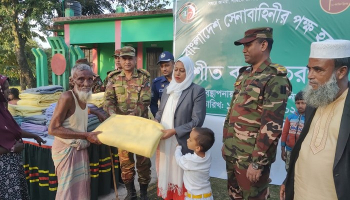 সেনাবাহিনীর শীতবস্ত্র বিতরণ সেনাবাহিনীর শীতবস্ত্র বিতরণ