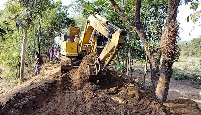 সুনামকণ্ঠে সংবাদ প্রকাশের পর বালু সরিয়ে মাটি দিয়ে তৈরি হচ্ছে ফসলরক্ষা বাঁধ সুনামকণ্ঠে সংবাদ প্রকাশের পর বালু সরিয়ে মাটি দিয়ে তৈরি হচ্ছে ফসলরক্ষা বাঁধ