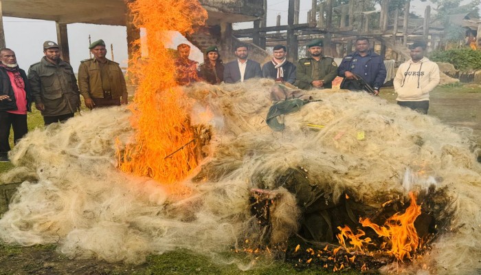 টাঙ্গুয়ার হাওরে ১০ লাখ টাকার অবৈধ জাল জব্দ টাঙ্গুয়ার হাওরে ১০ লাখ টাকার অবৈধ জাল জব্দ