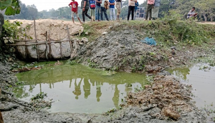 গোবিন্দপুরে রাস্তা কেটে ফেলায় দুর্ভোগে গ্রামবাসী গোবিন্দপুরে রাস্তা কেটে ফেলায় দুর্ভোগে গ্রামবাসী