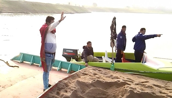 বালুভর্তি ১২টি নৌকা ও ড্রেজার মেশিন আটক বালুভর্তি ১২টি নৌকা ও ড্রেজার মেশিন আটক