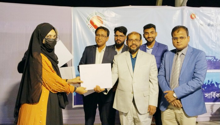 ফ্রিল্যান্সিং প্রশিক্ষণার্থীদের মাঝে সনদপত্র বিতরণ ফ্রিল্যান্সিং প্রশিক্ষণার্থীদের মাঝে সনদপত্র বিতরণ