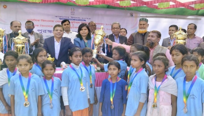 প্রাথমিক বিদ্যালয় ফুটবল টুর্নামেন্টে বিজয়ীদের মাঝে পুরস্কার বিতরণ প্রাথমিক বিদ্যালয় ফুটবল টুর্নামেন্টে বিজয়ীদের মাঝে পুরস্কার বিতরণ