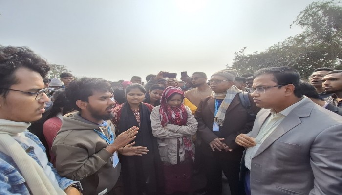 হাফভাড়া নিয়ে বাকবিতন্ডা, সুবিপ্রবি শিক্ষার্থী আহত, সড়ক অবরোধ হাফভাড়া নিয়ে বাকবিতন্ডা, সুবিপ্রবি শিক্ষার্থী আহত, সড়ক অবরোধ