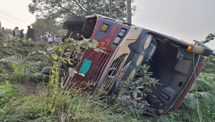 শান্তিগঞ্জে নিয়ন্ত্রণ হারিয়ে বাস খাদে, আহত ৫ শান্তিগঞ্জে নিয়ন্ত্রণ হারিয়ে বাস খাদে, আহত ৫