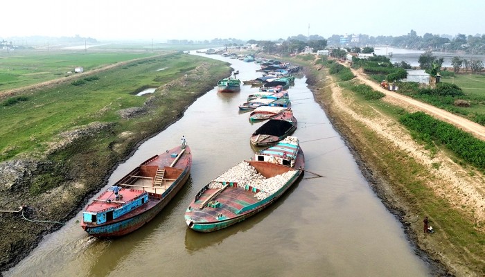 পাটলাই নদীতে আটকা ৬ শতাধিক নৌযান পাটলাই নদীতে আটকা ৬ শতাধিক নৌযান