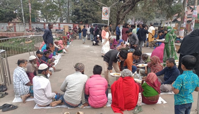 পথশিশু ও ছিন্নমূল মানুষদের নিয়ে পিঠা উৎসব পথশিশু ও ছিন্নমূল মানুষদের নিয়ে পিঠা উৎসব