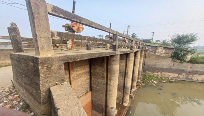 হাওরের পানি নিষ্কাশনের ১২ রেগুলেটর অকেজো হাওরের পানি নিষ্কাশনের ১২ রেগুলেটর অকেজো