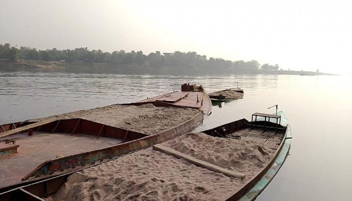 ধোপাজান-চলতি নদীতে নৌকাসহ আটক তিন ধোপাজান-চলতি নদীতে নৌকাসহ আটক তিন