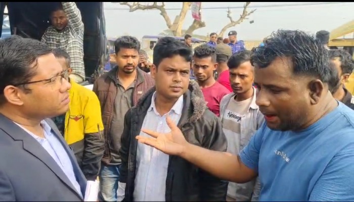 ট্রাকচালককে আটক করতে গিয়ে তোপের মুখে এসিল্যান্ড ট্রাকচালককে আটক করতে গিয়ে তোপের মুখে এসিল্যান্ড