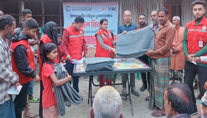 রেডক্রিসেন্ট সোসাইটির শীতবস্ত্র বিতরণ রেডক্রিসেন্ট সোসাইটির শীতবস্ত্র বিতরণ