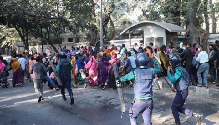 প্রাথমিকের নিয়োগ বাতিল হওয়া প্রার্থীদের পুলিশের লাঠিপেটা প্রাথমিকের নিয়োগ বাতিল হওয়া প্রার্থীদের পুলিশের লাঠিপেটা