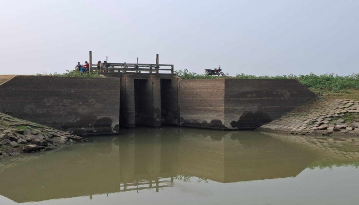 ধর্মপাশা ও মধ্যনগরে ১৩ স্লুইচ গেইটের ১১টি বিকল ধর্মপাশা ও মধ্যনগরে ১৩ স্লুইচ গেইটের ১১টি বিকল