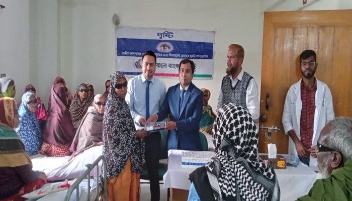 ডাচ্-বাংলা ব্যাংকের দৃষ্টি প্রকল্পের আওতায় দরিদ্র রোগীদের বিনামূল্যে চোখের ছানি অপারেশন ডাচ্-বাংলা ব্যাংকের দৃষ্টি প্রকল্পের আওতায় দরিদ্র রোগীদের বিনামূল্যে চোখের ছানি অপারেশন