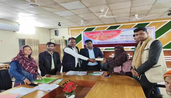 ধর্মপাশায় সুদমুক্ত ক্ষুদ্রঋণের চেক বিতরণ ধর্মপাশায় সুদমুক্ত ক্ষুদ্রঋণের চেক বিতরণ