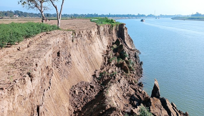 নদী ভাঙন আতঙ্কে সুরমাপাড়ের মানুষ নদী ভাঙন আতঙ্কে সুরমাপাড়ের মানুষ