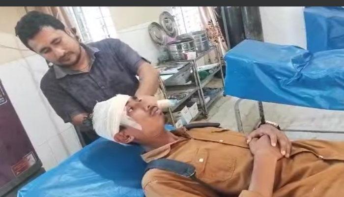 শিক্ষকের মারধরে ছাত্র আহত শিক্ষকের মারধরে ছাত্র আহত