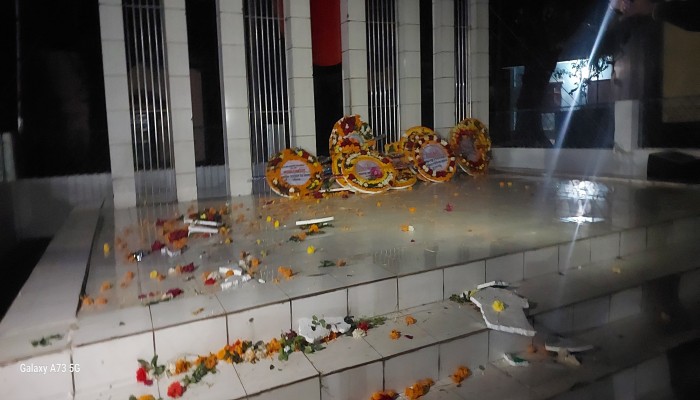 শহীদ মিনারে ফুল দেওয়া নিয়ে বিএনপি’র দুই’পক্ষের হাতাহাতি শহীদ মিনারে ফুল দেওয়া নিয়ে বিএনপি’র দুই’পক্ষের হাতাহাতি