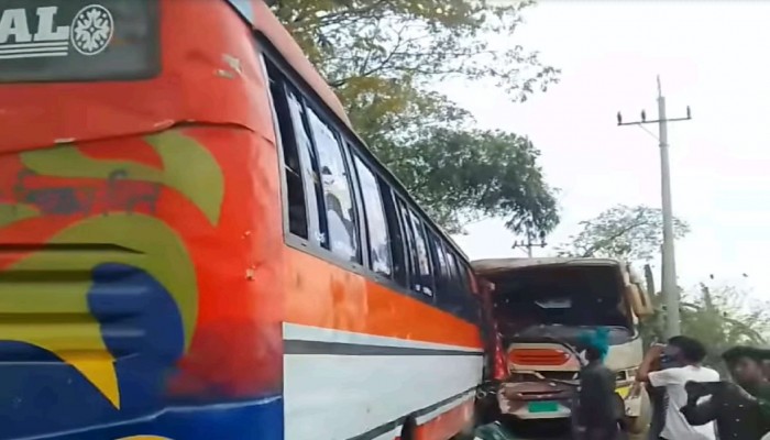 শান্তিগঞ্জে দুই বাসের মুখোমুখি সংঘর্ষে আহত ২০ শান্তিগঞ্জে দুই বাসের মুখোমুখি সংঘর্ষে আহত ২০