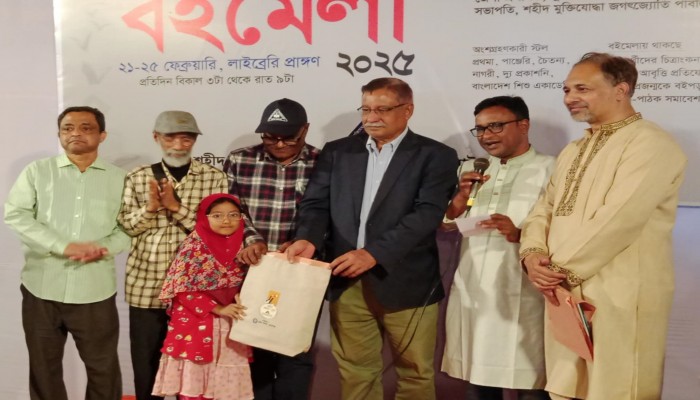 পাবলিক লাইব্রেরি আয়োজিত বইমেলায় পুরস্কার বিতরণ পাবলিক লাইব্রেরি আয়োজিত বইমেলায় পুরস্কার বিতরণ