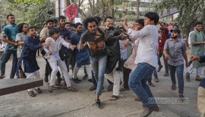 হাতাহাতির মধ্য দিয়ে সমন্বয়কদের নতুন ছাত্র সংগঠনের আত্মপ্রকাশ হাতাহাতির মধ্য দিয়ে সমন্বয়কদের নতুন ছাত্র সংগঠনের আত্মপ্রকাশ