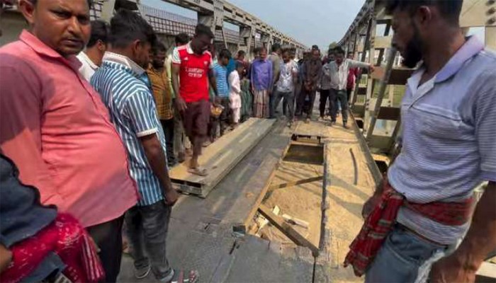 বেইলি সেতুর পাটাতন দেবে ট্রাক আটকা, ১২ ঘণ্টা বন্ধ ছিল যান চলাচল বেইলি সেতুর পাটাতন দেবে ট্রাক আটকা, ১২ ঘণ্টা বন্ধ ছিল যান চলাচল