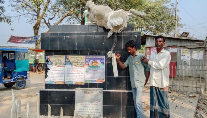 কৃষকের ভাস্কর্য পুনঃনির্মাণের দাবি কৃষকের ভাস্কর্য পুনঃনির্মাণের দাবি