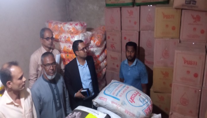 তেল মজুদ রাখায় দোকানিকে জরিমানা তেল মজুদ রাখায় দোকানিকে জরিমানা
