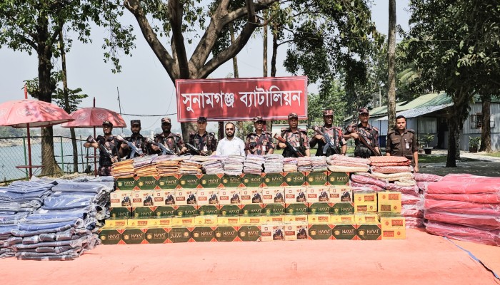 নৌকায় পাচার হচ্ছিল দেড় কোটি টাকার ভারতীয় কাপড় নৌকায় পাচার হচ্ছিল দেড় কোটি টাকার ভারতীয় কাপড়
