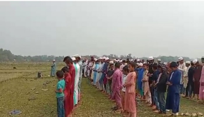 হাওরে বৃষ্টির জন্য মোনাজাত হাওরে বৃষ্টির জন্য মোনাজাত
