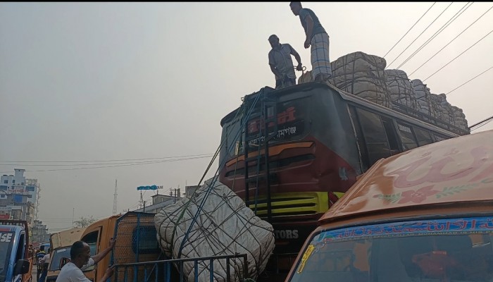 দুর্ঘটনার ঝুঁকি, যাত্রীবাহী বাসে ভারী পণ্য পরিবহন! দুর্ঘটনার ঝুঁকি, যাত্রীবাহী বাসে ভারী পণ্য পরিবহন!