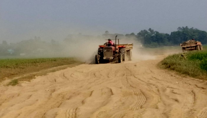 জগন্নাথপুরে মাটিবাহী ট্রাক্টরে রাস্তার সর্বনাশ জগন্নাথপুরে মাটিবাহী ট্রাক্টরে রাস্তার সর্বনাশ