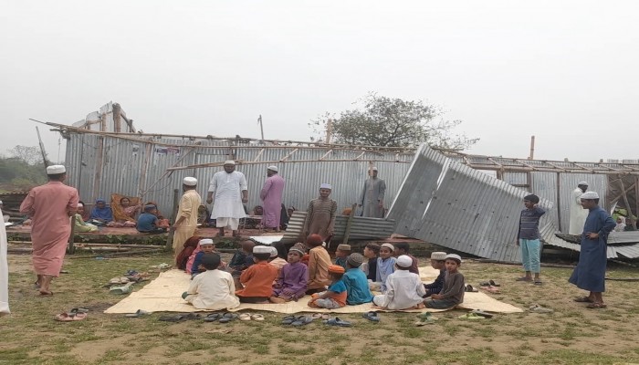খোলা আকাশের নিচে পাঠদান খোলা আকাশের নিচে পাঠদান