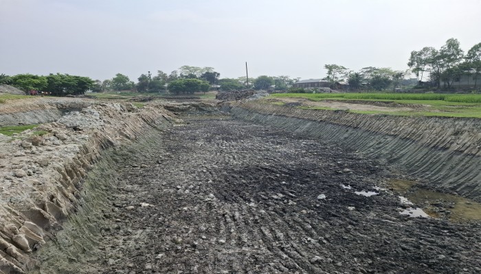 শান্তিগঞ্জে নদী তীরের মাটি কেটে অবাধে বিক্রি শান্তিগঞ্জে নদী তীরের মাটি কেটে অবাধে বিক্রি